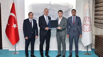 Ağrı Valisi Önder Bozkurt, genç gönüllüyü kabul edip Ahi Sancağı Plaketi'ni aldı
