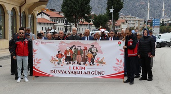 Amasya'da Dünya Yaşlılar Günü yürüyüşü Yavuz Selim Meydanı'nda sona erdi.
