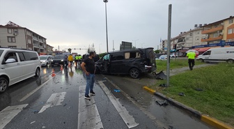 Antalya Manavgat'ta tır iki minibüse çarptı, 3 yaralı, tır sürücüsü gözaltına alındı