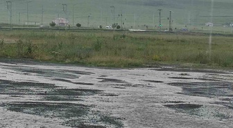 Ardahan'da sağanak su birikintileri oluşturdu, sürücüler ve yayalar zorlandı