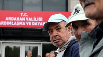 Ardahan Valisi Yamlı, Dünya Yaşlılar Günü etkinliğinde yaşlılarla sohbet etti