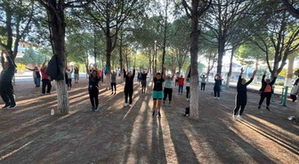 Aydın Kuşadası'nda 'Koşabiliyorken Koş' etkinliğinde vatandaşlar güne sporla başladı