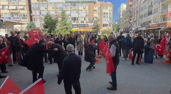 Balıkesir'de Dünya Yaşlılar Günü'nde yaşlılar Valilik önünde doyasıya oynadı