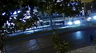 Batman'da yaya geçidinde biri ağır 2 kişinin yaralandığı kazanın görüntüleri çıktı