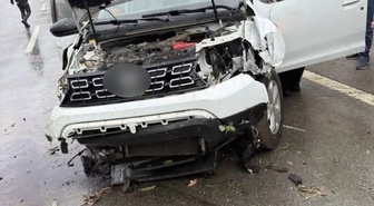 Bingöl'de otomobil Elmalı köyü mevkiinde tabelaya ve ağaca çarptı, 2 kişi yaralandı