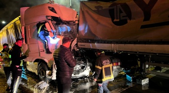 Bitlis'te refüjden karşı şeride geçen tır, başka tırla çarpıştı; 2 sürücü yaralandı.