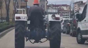 Bolu'da görenler gözlerine inanamadı! Başına trafik dubası geçirip traktör kullandı