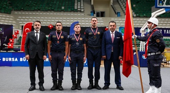 Bursa'da 150 aday itfaiyeci, üç aylık mesleki eğitimini tamamladı