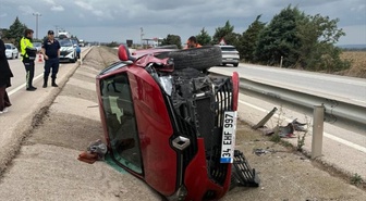 Bursa Karacabey'de Dağkadı Kavşağı'nda refüje devrilen otomobilin sürücüsü yaralandı