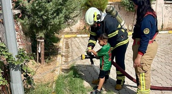 Cizre'de itfaiye ekipleri Nergis Anaokulu öğrencilerine yangın güvenliğini anlattı