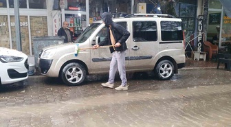 Elazığ Palu'da bir şahıs sağanak yağışta aracını köpükleyerek yıkadı