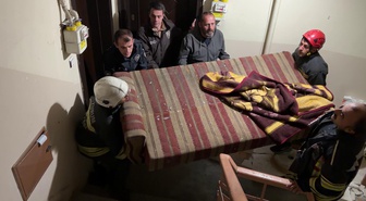Erzurum'da 2 yıl hapis cezasıyla aranan B.A., çatıya çıkınca 1 saatte ikna edildi