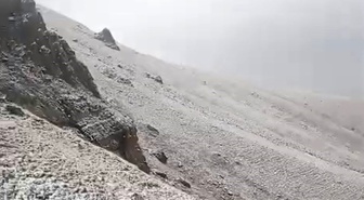 Erzurum Karayazı'da Çakmak Dağı mevsimin ilk karıyla beyaza büründü