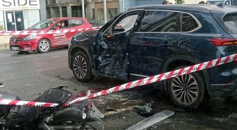 Esenyurt'ta motosiklet ile otomobil çarpıştı, 19 yaşındaki motosiklet sürücüsü öldü