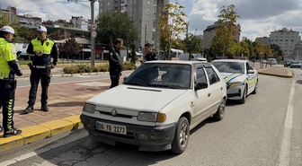 Eskişehir'de kovalamacada çantada uyuşturucu bulundu, 515 bin lira ceza kesildi