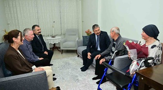 Eskişehir Valisi Yılmaz, Dünya Yaşlılar Günü'nde yaşlı vatandaşı evinde ziyaret etti