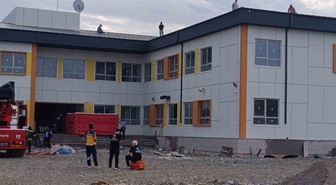 Gaziantep İslahiye'de 4 işçi, alacak iddiasıyla okul çatısında eylem başlattı