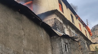 Hakkari Yüksekova'da kullanılmayan okuldaki yangın 4 saatte söndürüldü