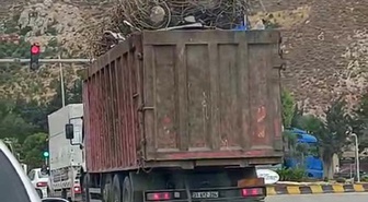 Hatay'da hurda demir yüklü tır trafikte tedirgin etti, sürücüye 3 bin TL ceza kesildi