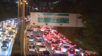 İstanbul'da akşam trafiği yağışla durma noktasına geldi, yoğunluk yüzde 89'a ulaştı