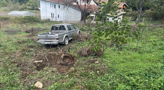 Karabük Yenice'de pikap otomobile çarpıp evin bahçesine girdi, 2 kişi yaralandı