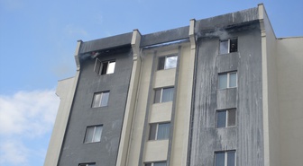 Kırklareli Lüleburgaz'da 8 katlı apartmanın çatı katındaki yangın hasara yol açtı