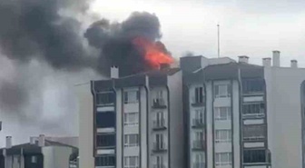 Kırklareli Lüleburgaz'da toplu konutta çatı yangınında alevler metrelerce yükseldi