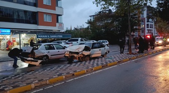 Konya Seydişehir'de iki otomobilin çarpıştığı kazada biri bebek 6 kişi yaralandı