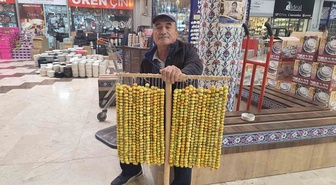 Kütahya'da dağlardan toplanan alıç tezgahlarda kilosu 50 liradan satılıyor