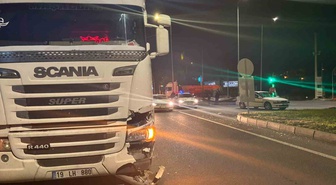 Kütahya Tavşanlı'da tırın otomobile arkadan çarptığı kazada yaralanan olmadı