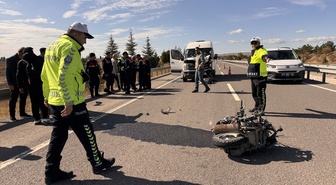 Kütahya-Tavşanlı yolunda minibüsle çarpışan motosiklet sürücüsü hayatını kaybetti
