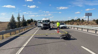 Kütahya-Tavşanlı yolunda minibüsle çarpışan motosikletin 23 yaşındaki sürücüsü öldü