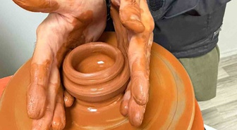 Menteşe'de Uluslararası Gençlik Merkezi engelli bireyleri çömlek atölyesinde ağırladı