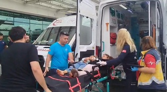 Mersin Tarsus'ta otoyolda 2 TIR ve minibüsün karıştığı kazada 11 kişi yaralandı