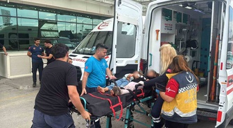 Mersin Tarsus'ta tarım işçilerini taşıyan minibüs 2 tırla çarpıştı, 11 kişi yaralandı