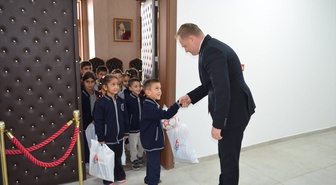 Muş Bulanık'ta Kaymakam Koşansu, öğrencilere kitap okumalarını tavsiye etti