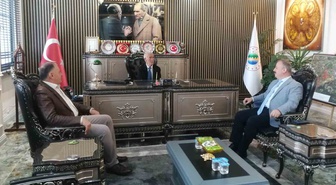 Niksar Kaymakamı, 73 yaşındaki Bayram Özatalay'a koltuğunu temsili olarak devretti
