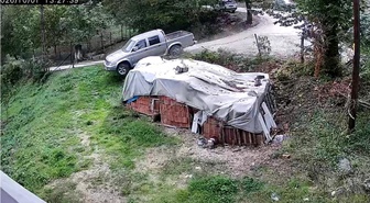 Otomobile çarpan kamyonetin bahçeye girdiği anlar kamerada