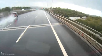Pendik'te cip yağışta bariyerlere çarptı, kaza araç kamerasına yansıdı