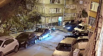 Polisten kaçan alkollü sürücü Şişli'de park halindeki araçlara daldı! Kaza anı kamerada