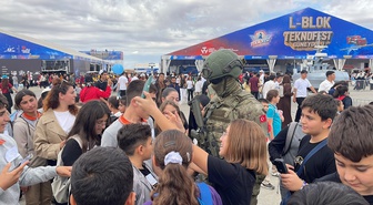 Şanlıurfa'daki TEKNOFEST Güneydoğu'da insansı robot Canikman çocukların ilgi odağı oldu