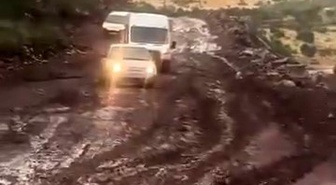 Siirt Pervari'de etkili yağış ulaşımı aksattı, çamur bazı araçları yolda bıraktı