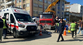 Sinop Boyabat'ta devrilen elektrik direğinin altında kalan işçi hayatını kaybetti