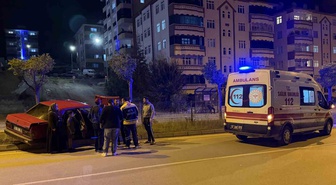 Sinop Boyabat'ta kontrolden çıkan otomobil refüjdeki ağaca çarptı, 1 kişi yaralandı.
