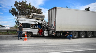 Tarsus'ta tarım işçilerini taşıyan minibüsün karıştığı kazada 11 kişi yaralandı