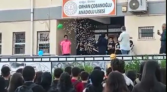 Kanseri yenen 16 yaşındaki Buse okuluna döndü! Sınıf arkadaşlarından balonlu, pastalı karşılama