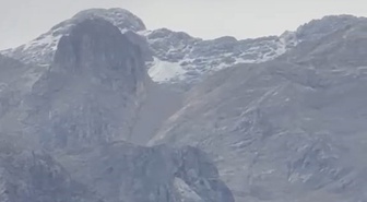 Tunceli'de sıcaklıklar düşünce Munzur Dağları'na mevsimin ilk karı yağdı