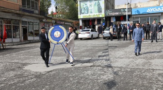 Van Başkale'de İlköğretim Haftası, çelenk sunumu ve şiirlerle kutlandı