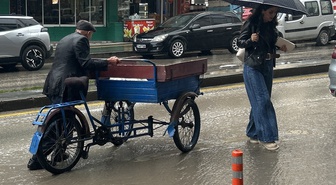 Van'da aniden bastıran sağanak caddeleri suya çevirdi, sürücüler zorlandı