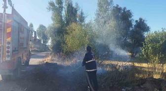 Van Gevaş'ta çıkan örtü yangını itfaiyenin yarım saatlik müdahalesiyle söndürüldü